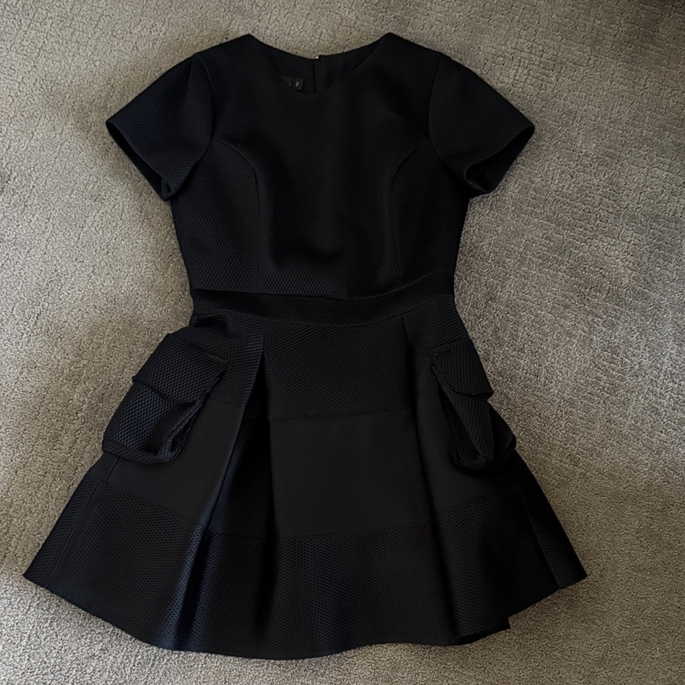 Chic and stylish black dress.